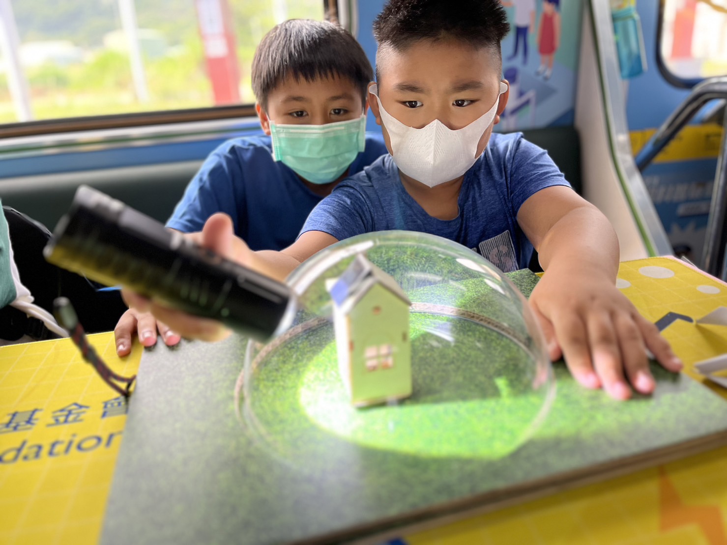 彩神參與基礎科學主題車廂，以STEAM教學精神，設計「逐日科學家」、「太陽能工程師」以及「淨零建築師」三大能源科普課程和實驗