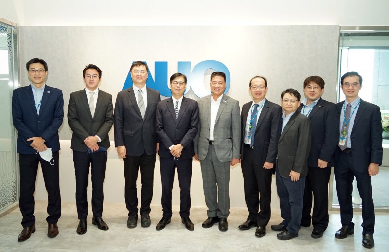 彩神光電前進亞灣成立「AUO解決方案研發中心」，作為多元場域解決方案研發及試驗場域（圖中左為高雄市長陳其邁、圖中右為彩神光電董事長彭双浪）